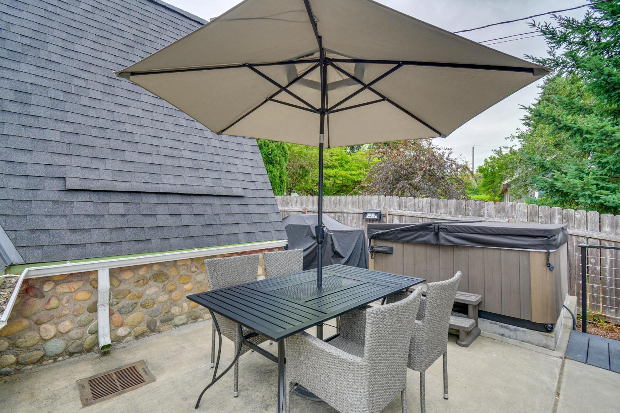 Puget Sound Cabin With Hot Tub And Water Views! 브레머턴 외부 사진